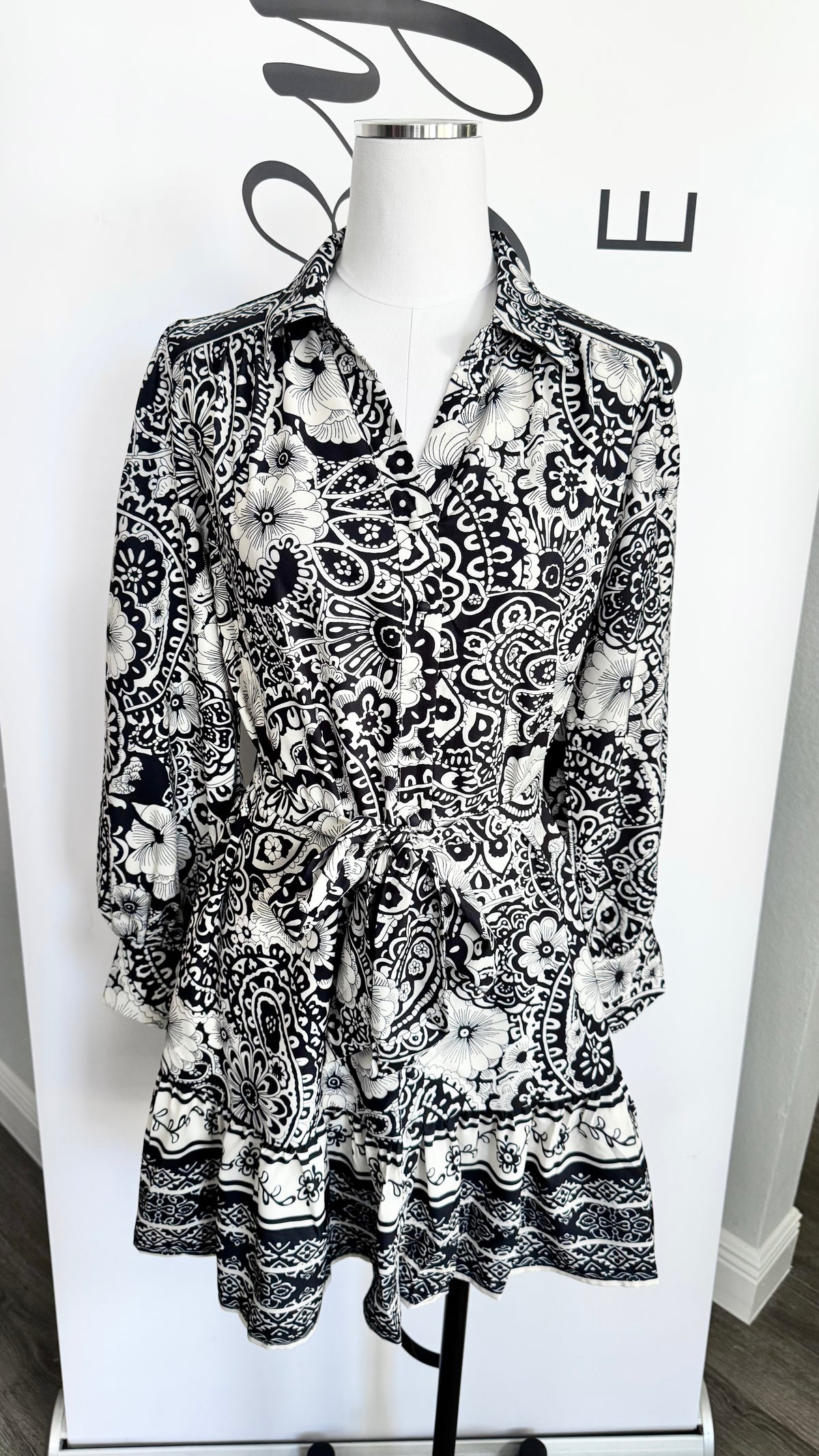Black and White Print Umgee Short Dress Mannequin
