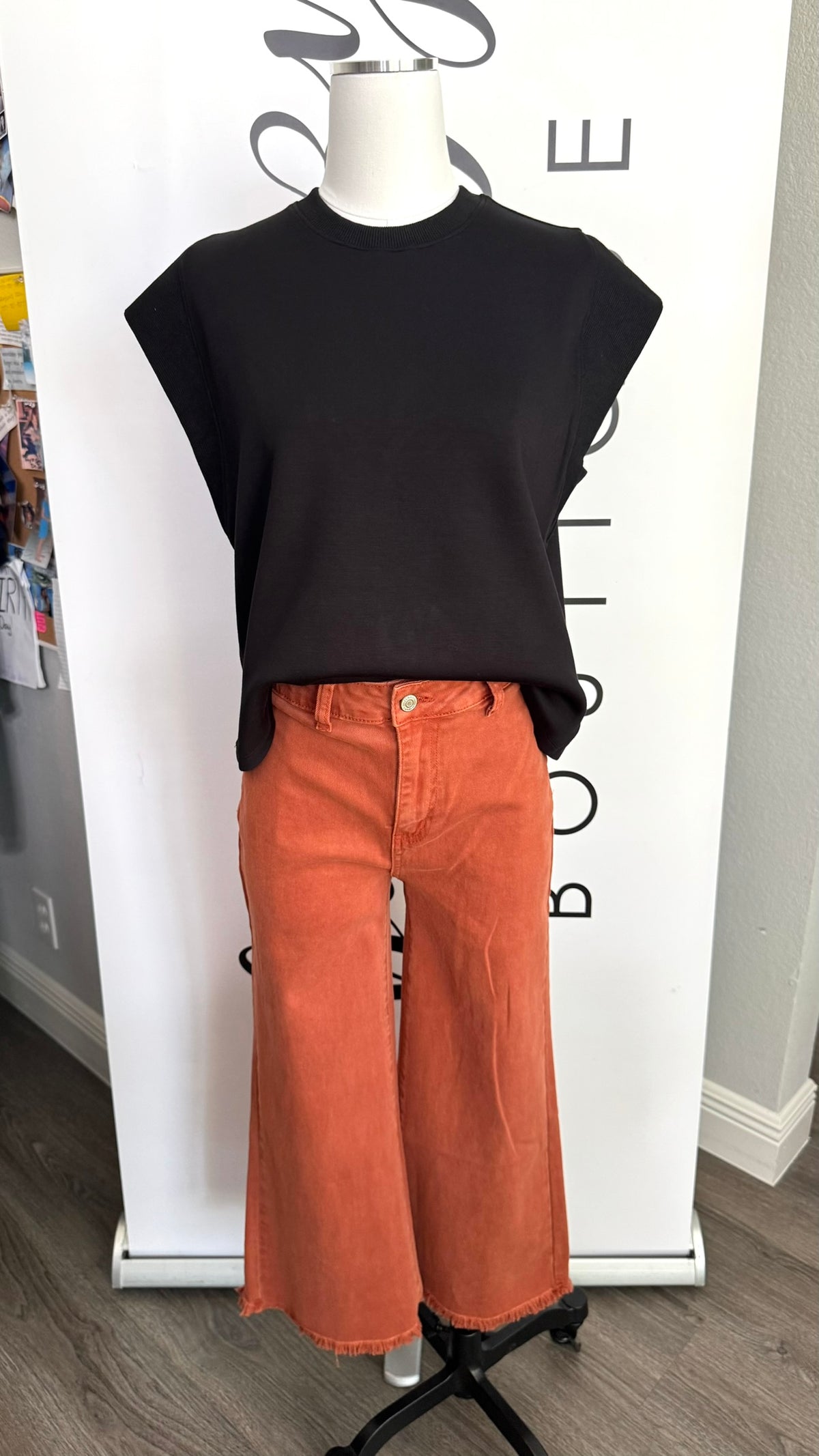 Entro Cap Sleeve Black Top Blanco Top on Mannequin with Orange Game Day Denim Pants