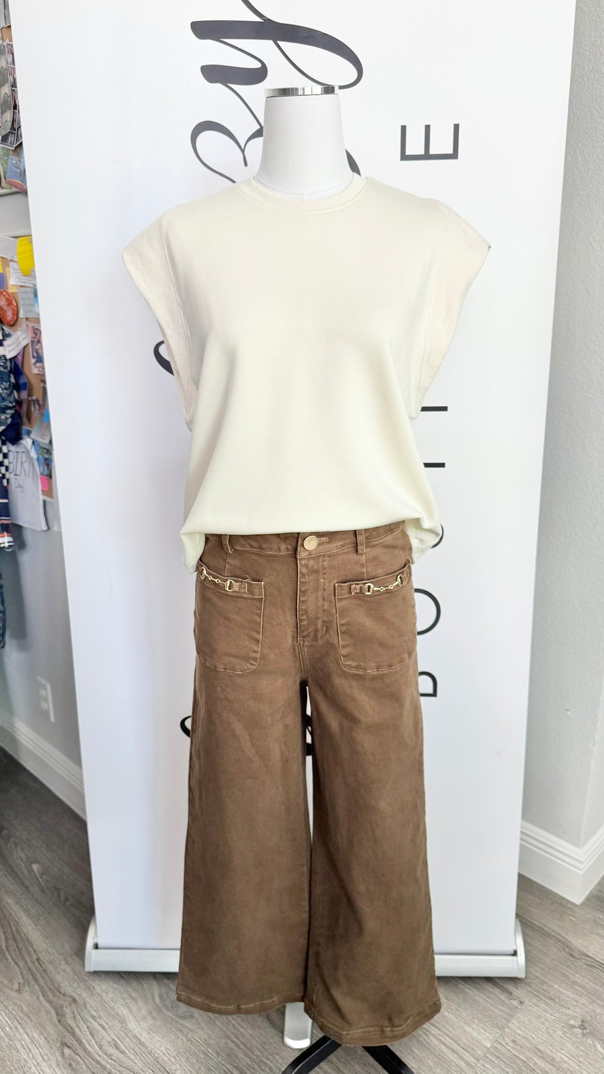 Entro Cap Sleeve Ecru Top Blanco Top on Mannequin with Stockyard Brown Wideleg pants