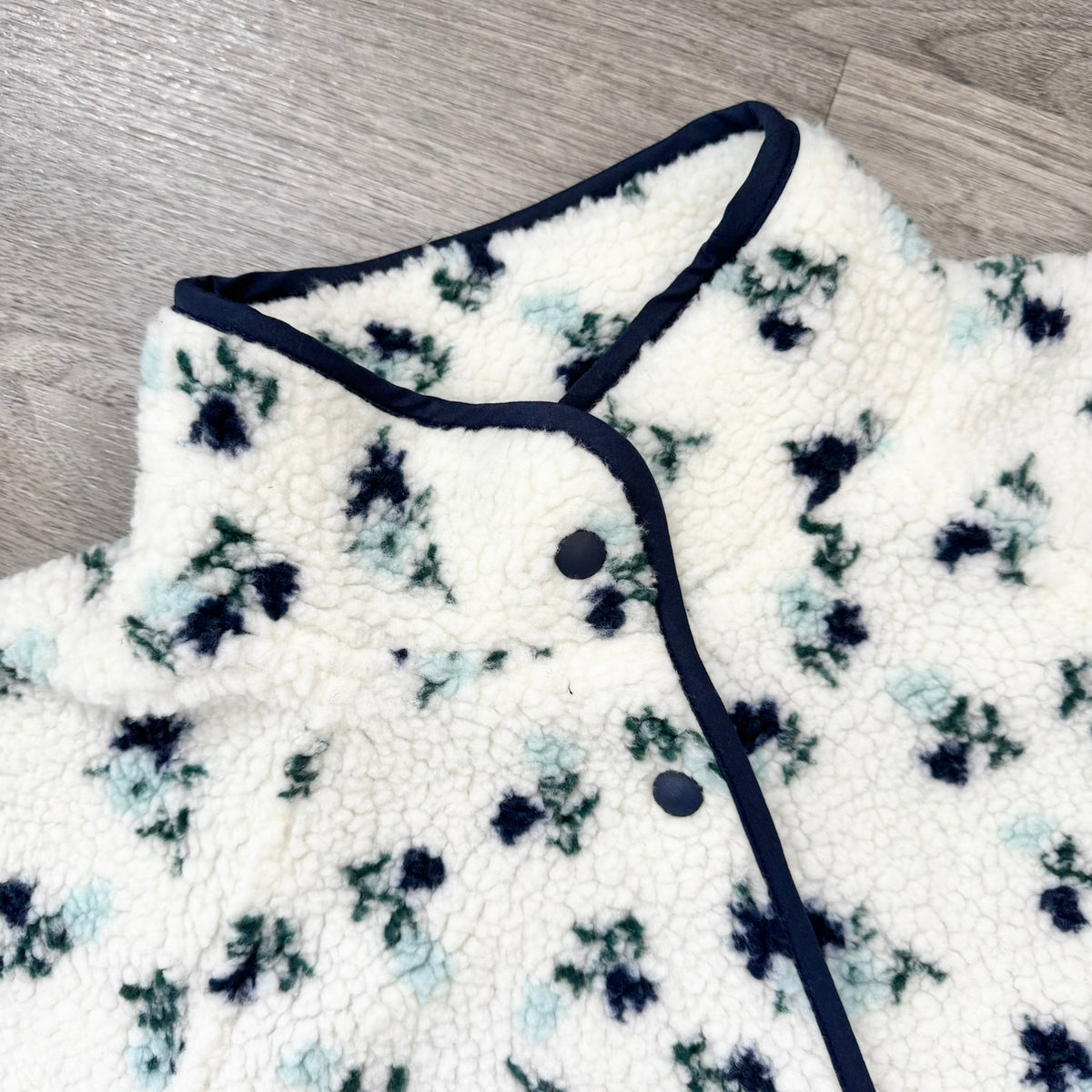 Vail Fleece Jacket Navy and Light Blue close up